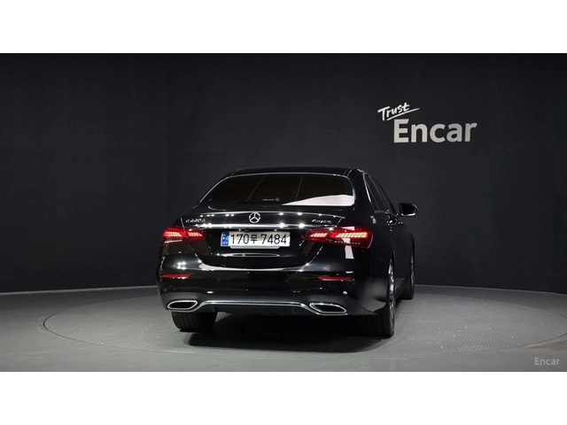 Mercedes-Benz E 220 4MATIC/AMG-LINE/SUNROOF/DRIVE-ASSISTS/360VIEW - автомобили, коли, обяви за нови и употребявани 3