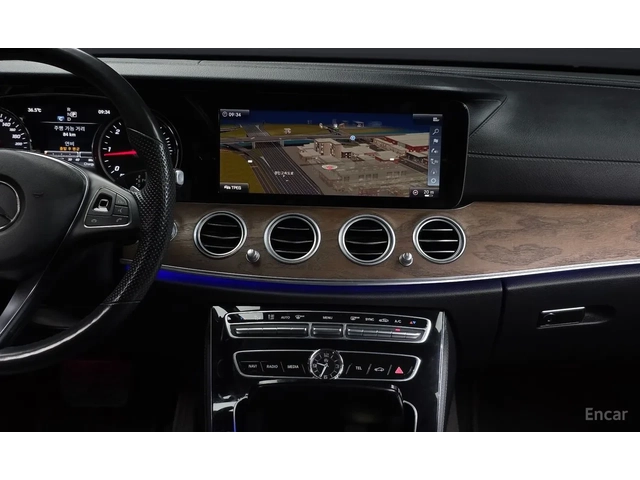 Mercedes-Benz E 220 4 Matic* Accident free - автомобили, коли, обяви за нови и употребявани 8