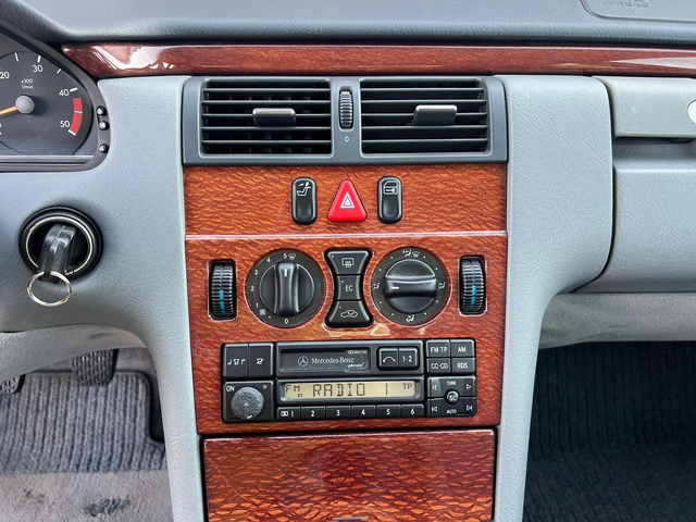 Mercedes-Benz E 290 - автомобили, коли, обяви за нови и употребявани 10