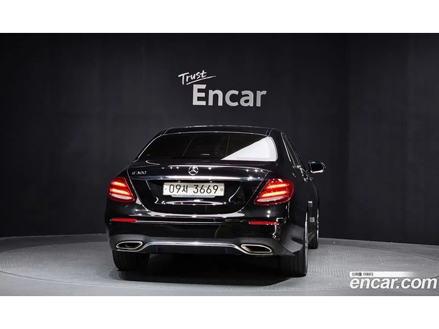Mercedes-Benz E 300 DIGITAL / ОБДУХ / 360 / HUD / AMG PKG / AMG ВОЛАН - автомобили, коли, обяви за нови и употребявани 3