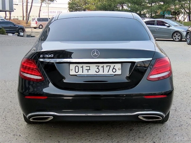 Mercedes-Benz E 300 Exclusive* КОЖА* ОБДУХВ* ПАНО* НАВИ - автомобили, коли, обяви за нови и употребявани 3