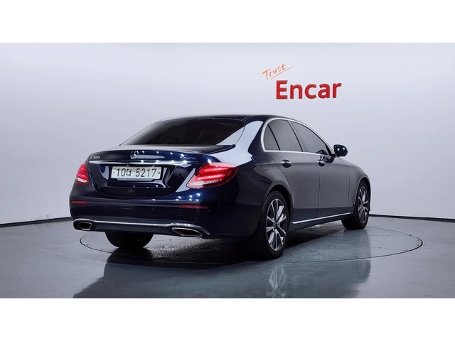 Mercedes-Benz E 300 4MATIC Avantgarde | HUD | 360  | Вентилация - автомобили, коли, обяви за нови и употребявани 1