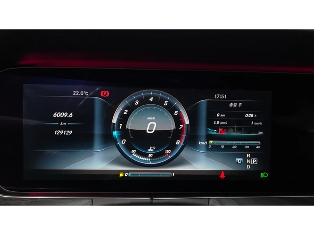 Mercedes-Benz E 300 360  | Панорама | Вентилация | Памет - автомобили, коли, обяви за нови и употребявани 5