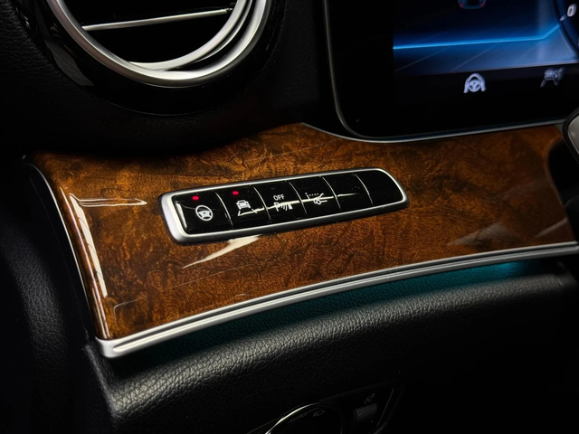 Mercedes-Benz E 400 d 4Matic AMG Line* Pano* Camera* 360 - автомобили, коли, обяви за нови и употребявани 8