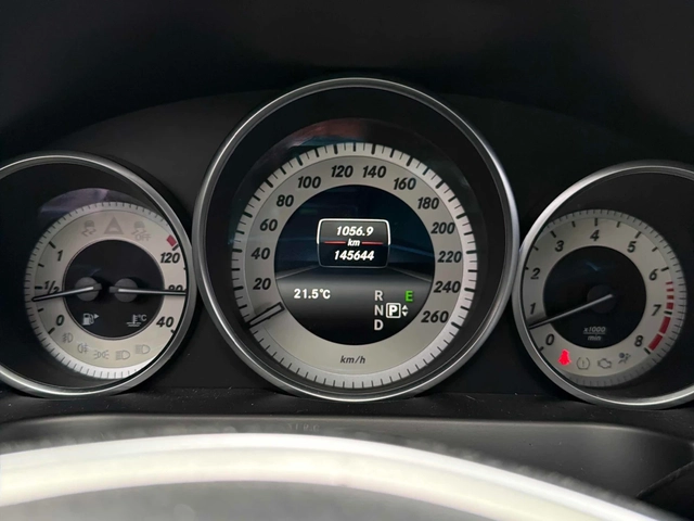 Mercedes-Benz E 400 ПОДГРЕВ * 360 * АВТОКРЕДИТ * CARFAX - автомобили, коли, обяви за нови и употребявани 9