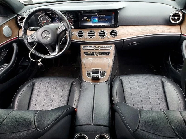 Mercedes-Benz E 400 4Matic | AMG-Пакет | Burmester | Ambient - автомобили, коли, обяви за нови и употребявани 9