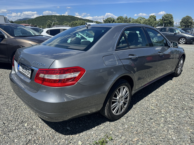 Mercedes-Benz E220 - автомобили, коли, обяви за нови и употребявани 3