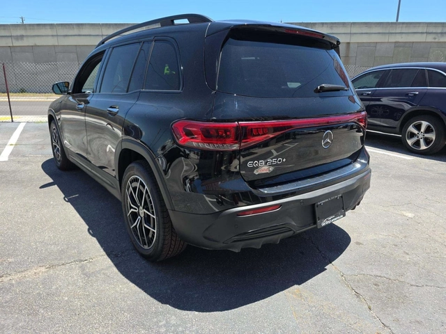 Mercedes-Benz EQB FWD / AMG Line / Pinnacle / Burmester / HUD / Pano - автомобили, коли, обяви за нови и употребявани 3