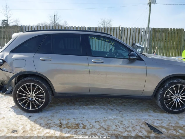 Mercedes-Benz GLC 300 4MATIC* AMG-пак* Burmester* подгрев* панорама* 360 - автомобили, коли, обяви за нови и употребявани 11