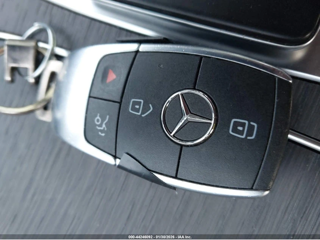 Mercedes-Benz GLC 300 4MATIC* AMG-пак* Burmester* подгрев* панорама* 360 - автомобили, коли, обяви за нови и употребявани 9