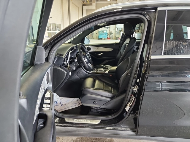 Mercedes-Benz GLC 300 ПАНОРАМА * ПОДГРЕВИ * Blind Spot * CARFAX - автомобили, коли, обяви за нови и употребявани 7