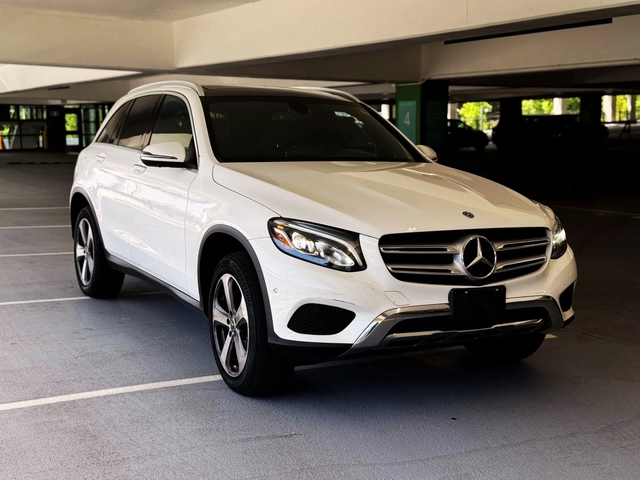 Mercedes-Benz GLC 300 4MATIC* CARFAX* АВТО КРЕДИТ* - автомобили, коли, обяви за нови и употребявани 1