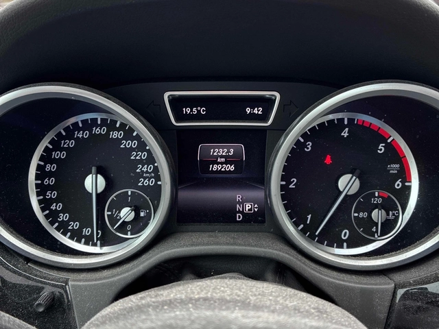 Mercedes-Benz ML 350 D * 360 КАМЕРА * НА ПРУЖИНИ * 2015 * CARFAX * - автомобили, коли, обяви за нови и употребявани 8