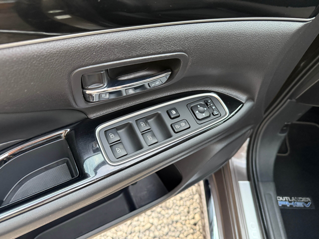 Mitsubishi Outlander 2.4PHEV 4WD Plug in Hybrid - автомобили, коли, обяви за нови и употребявани 21