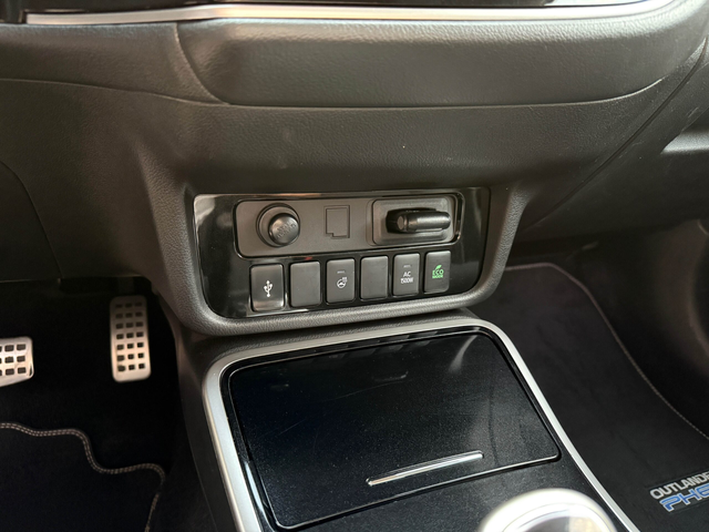 Mitsubishi Outlander 2.4PHEV 4WD Plug in Hybrid - автомобили, коли, обяви за нови и употребявани 27