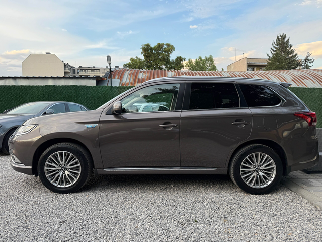 Mitsubishi Outlander 2.4PHEV 4WD Plug in Hybrid - автомобили, коли, обяви за нови и употребявани 4