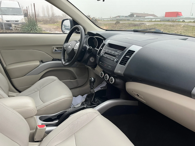 Mitsubishi Outlander 2.0TDI-4x4-6+ 1-ITALIA - автомобили, коли, обяви за нови и употребявани 4