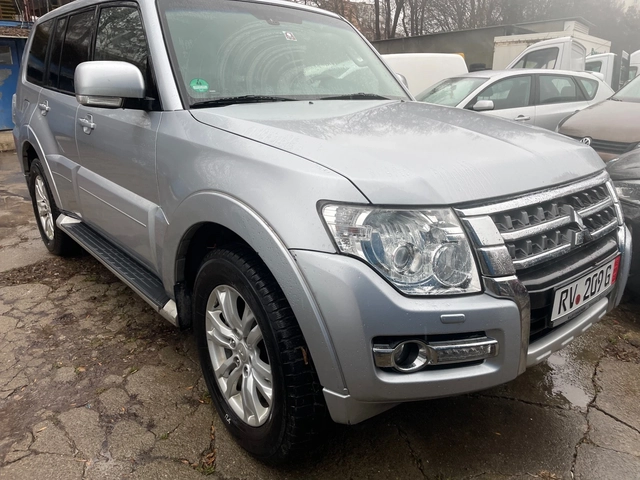 Mitsubishi Pajero 3.2DID - автомобили, коли, обяви за нови и употребявани 12