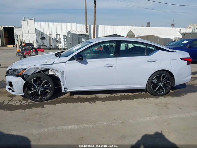 Nissan Altima 2.5L I-4 DI, DOHC, VVT, 188HP Front Wheel Drive - автомобили, коли, обяви за нови и употребявани 13