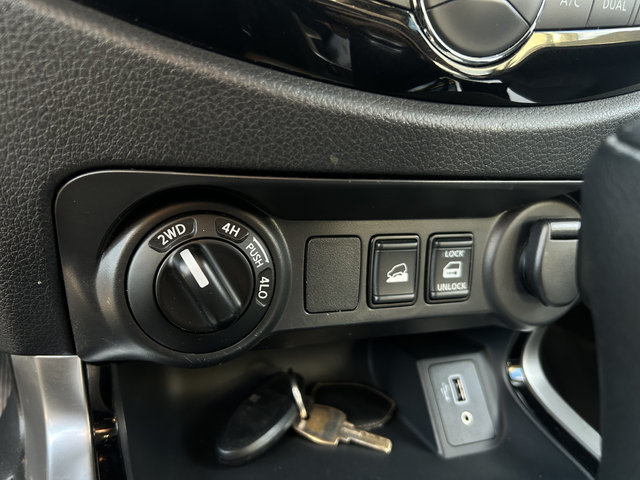 Nissan Navara 2.3 dCi Tekna A/T 4x4 - автомобили, коли, обяви за нови и употребявани 5