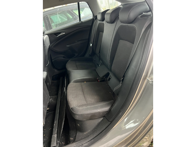 Opel Astra 1.6cdti SPORTSTOURER+ - автомобили, коли, обяви за нови и употребявани 10