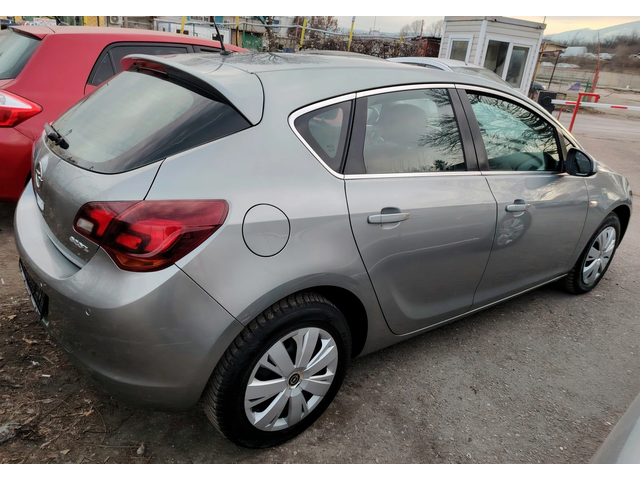 Opel Astra 1.7CDT-i/COSMO - автомобили, коли, обяви за нови и употребявани 6