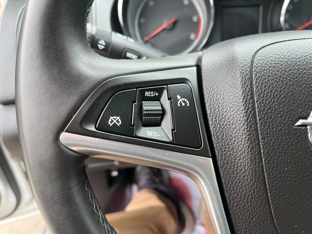 Opel Insignia 2.0 Diesel 130 k.c - автомобили, коли, обяви за нови и употребявани 10