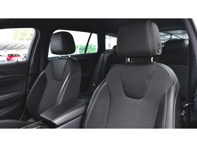 Opel Insignia Sports Tourer 2.0d OPC Line 4x4 Automatic - автомобили, коли, обяви за нови и употребявани 9