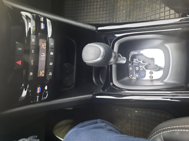 Peugeot 2008 1.2 PUR TECH - автомобили, коли, обяви за нови и употребявани 2