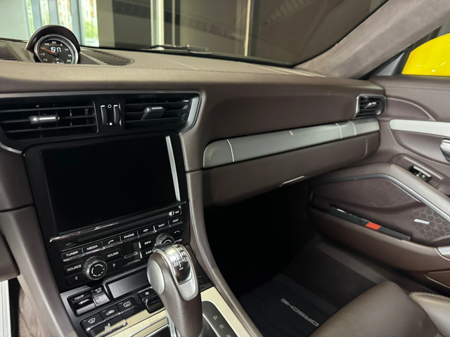 Porsche 911 Turbo S - автомобили, коли, обяви за нови и употребявани 8