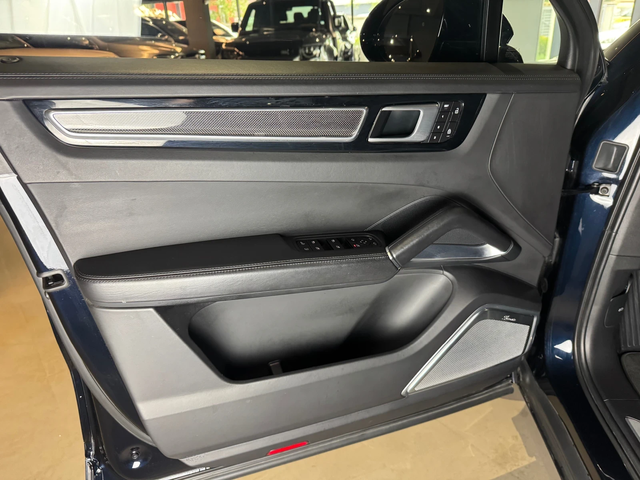 Porsche Cayenne Turbo S - автомобили, коли, обяви за нови и употребявани 8