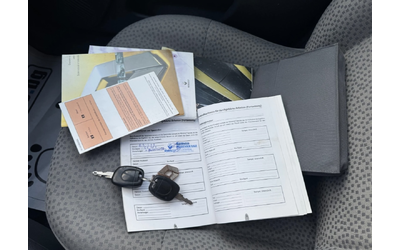 Renault Clio 1.4i - автомобили, коли, обяви за нови и употребявани 13