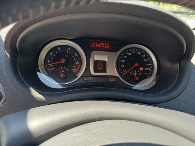 Renault Clio 1.2i  R - автомобили, коли, обяви за нови и употребявани 15
