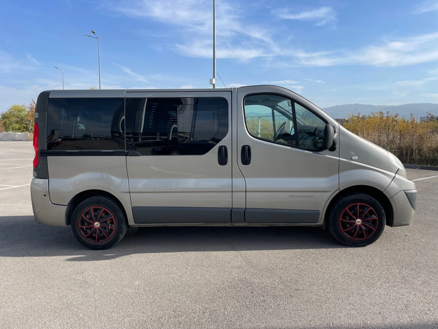 Renault Trafic 2.0dCI-NAVI-9места - автомобили, коли, обяви за нови и употребявани 2