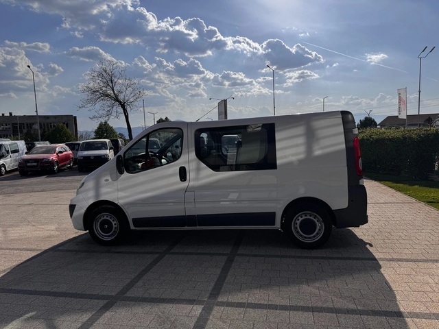 Renault Trafic 2.0dCI 5-местен Климатик - автомобили, коли, обяви за нови и употребявани 2