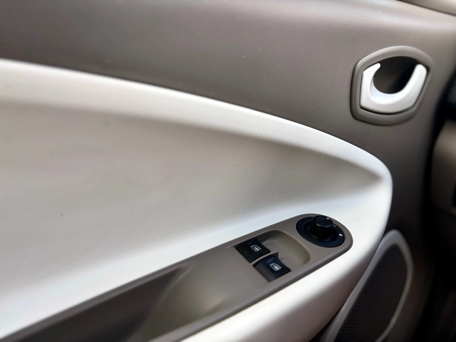 Renault Zoe - автомобили, коли, обяви за нови и употребявани 9