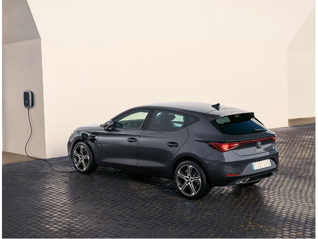 Seat Leon 2025 Black Pack Edition - автомобили, коли, обяви за нови и употребявани 1