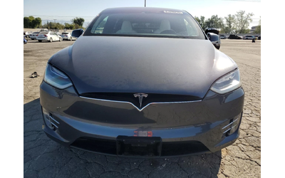 tesla-model-x - 4