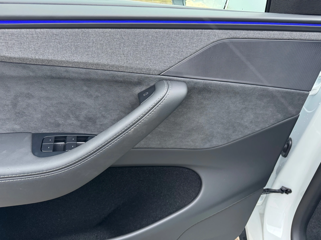 Tesla Model Y Juniper-2025\Standart, long-range 4x4 или Launch - автомобили, коли, обяви за нови и употребявани 9
