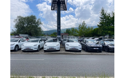 Tesla Model Y 5 км/ T A X I /350ps/60kw - автомобили, коли, обяви за нови и употребявани 10