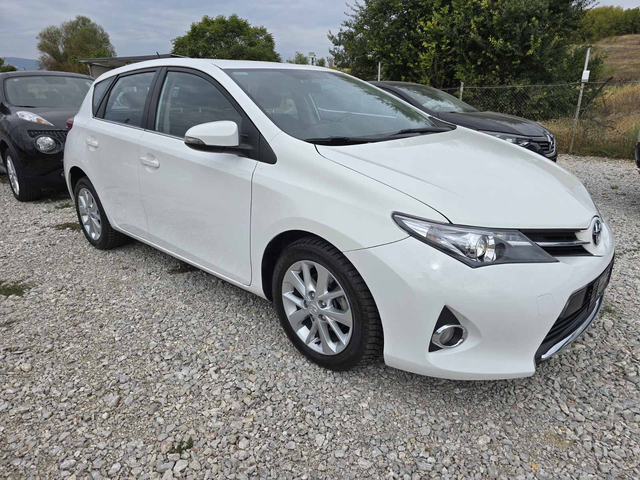 Toyota Auris 1.4 D4D - автомобили, коли, обяви за нови и употребявани 4