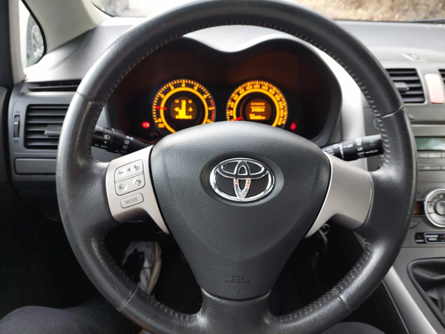 Toyota Auris 1,4i 97ps - автомобили, коли, обяви за нови и употребявани 11