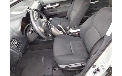 Toyota Auris 1,4i 97ps - автомобили, коли, обяви за нови и употребявани 6