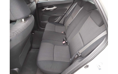 Toyota Auris 1,4i 97ps - автомобили, коли, обяви за нови и употребявани 7