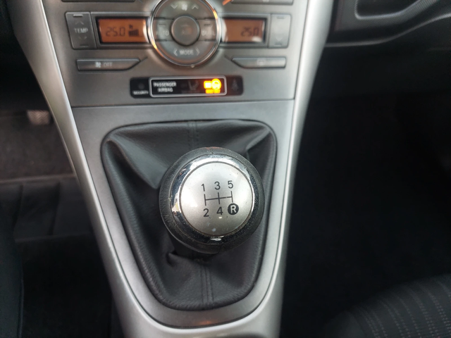 Toyota Auris 1, 6i  УНИКАТ!!! - автомобили, коли, обяви за нови и употребявани 10