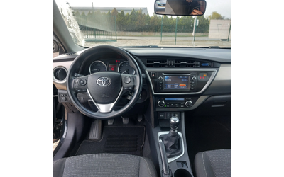 Toyota Auris 2.0 D4-D - автомобили, коли, обяви за нови и употребявани 9