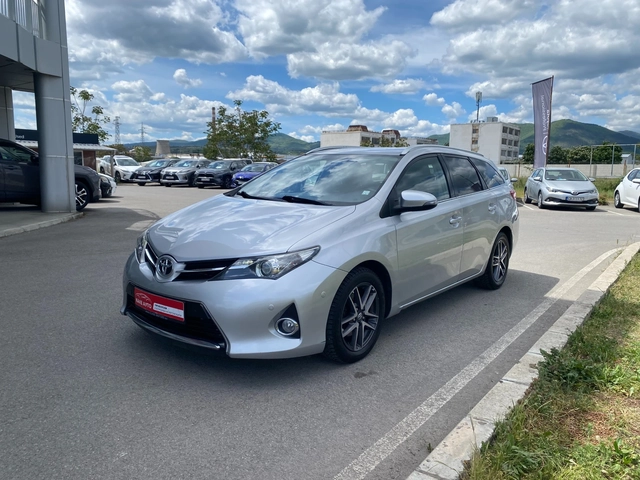 Toyota Auris 2.0D-4D 6MT - автомобили, коли, обяви за нови и употребявани 2