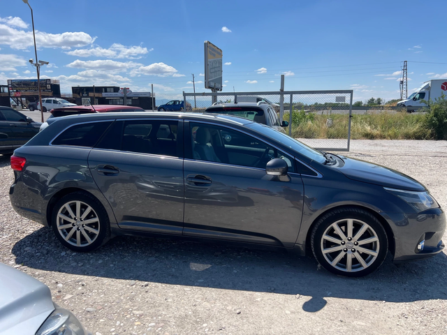 Toyota Avensis 2.2 D - автомобили, коли, обяви за нови и употребявани 3