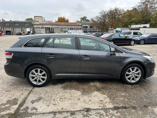 Toyota Avensis 2.0 D - автомобили, коли, обяви за нови и употребявани 3