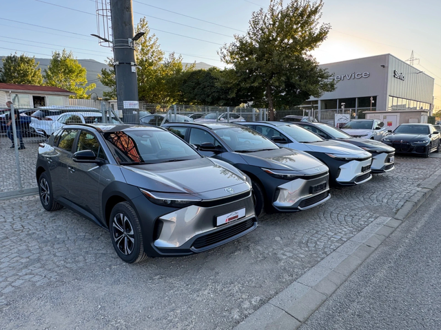 Toyota bZ4X Luxury Premium/NAVI/PANO/KAM/Full...ГАРАНЦИЯ!! - автомобили, коли, обяви за нови и употребявани 2